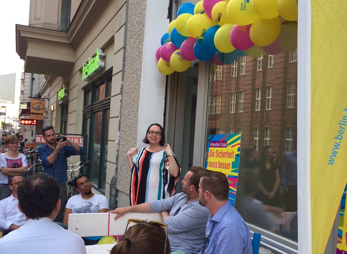FDPBerlinMitte's tweet photo. Eröffnung des #Hauptstadtmitte Wahlkampfladens mit Kandidatin @Ziolkowski2017 #FDPopUp #BTW17 Bald gibt's viele Veranstaltungen. @TspLeute https://t.co/tWCpFhBfPd