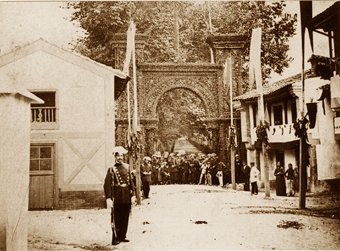 Las calles de Comillas estaban abarrotadas, no sólo por los lugareños, sino por miles de curiosos que vitorearon a <a href="/AlfonsoXIIEsp/">Alfonso XII</a>