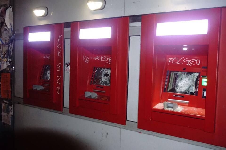 Hamburger Morgenpost Was Ausgerechnet Die Haspa Automaten Am Schulterblatt Den Demonstranten Getan Haben T Co Qsja2zysk3 G