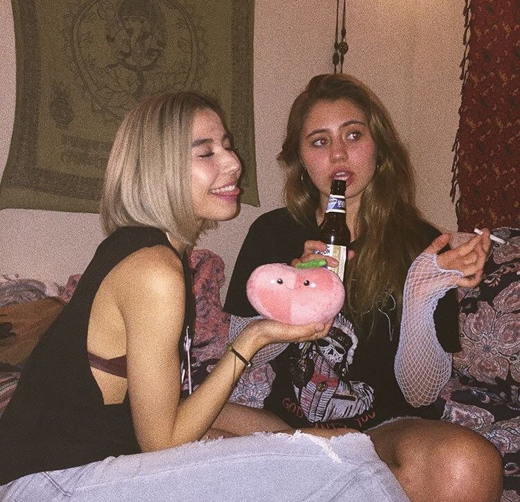 Cometsfade's tweet photo. Hiya, im Phoebe​.  Your local Reign trash and I could use some friends so hmu. #Openrp #byeinstarp https://t.co/KCYtjWaYfH