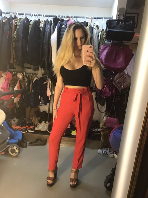 Ignore the mess, do we like these trousers? The hubby hates them, I kinda like em. 👍🏼 or 👎🏼 https://t<a href="/tag/imaceleb"class="tags"><span>#imaceleb</span></a>
