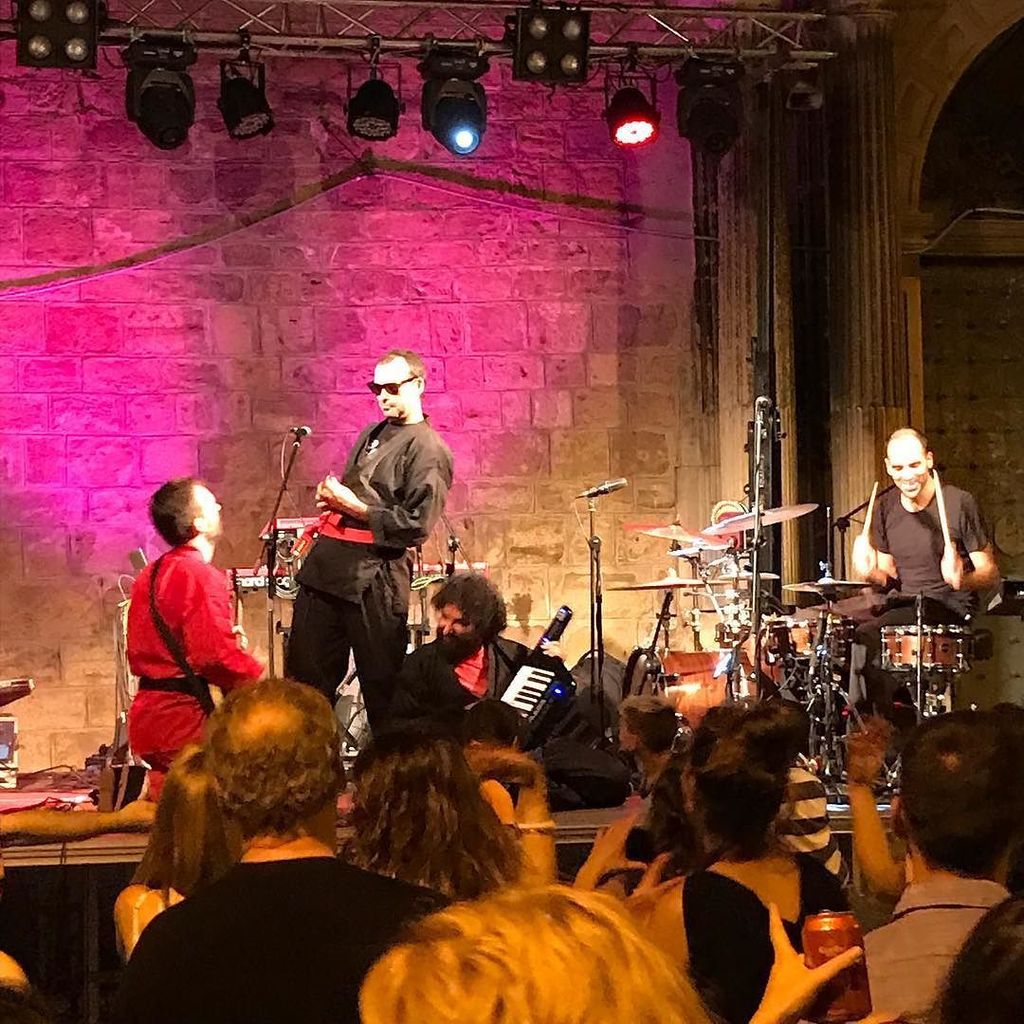 lluisbertrans's tweet photo. @marcsibila amb @astriomusic  tocant la seva #fenderino #music #geeks #arduino #estiuAEMCAT #escolaestiu #música https://t.co/8MKsdTFl9V