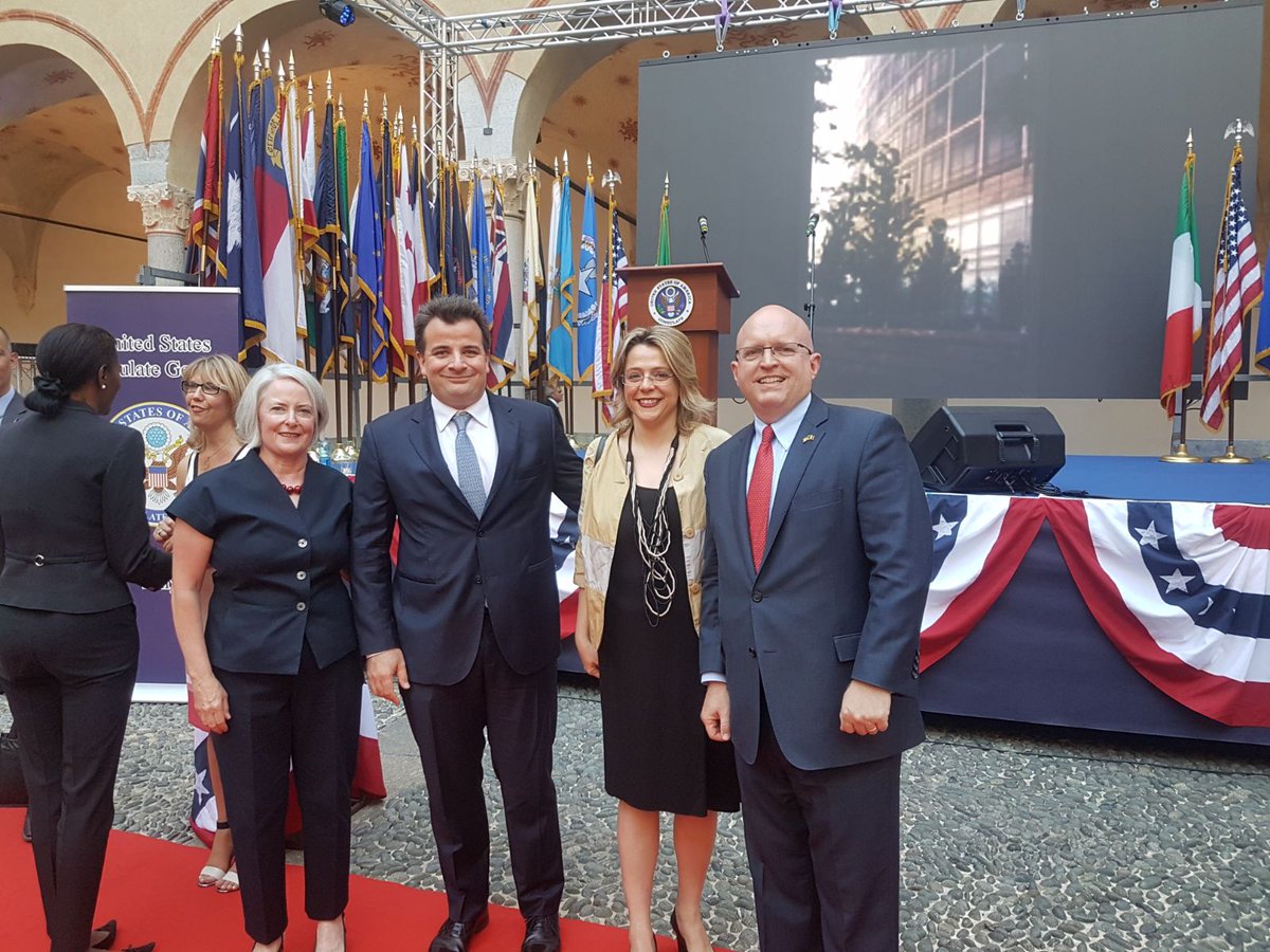 Anna_Scavuzzo's tweet photo. Happy Fourth of July! #Milano festeggia con gli amici statunitensi il #July4MI Grazie al console Philip Reeker e auguri per il futuro! https://t.co/c4IZZuOmF4