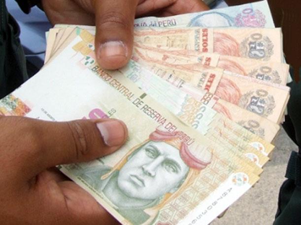 informate_pe's tweet image. #Gratificación: ¿Cómo usarán este dinero extra los #limeños que lo reciben? ► goo.gl/KEXm5P