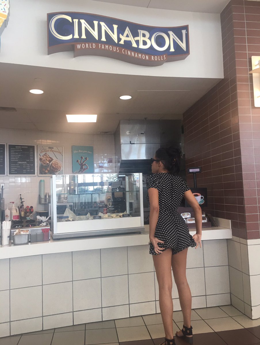 RLorinOfficial's tweet photo. Happy Thurs loves! Driving back from Navy show with band..look what we found❤️ @Cinnabon #chillattachallenge #strawberrieandcream RT please💋 https://t.co/N0ZTEEWBSr