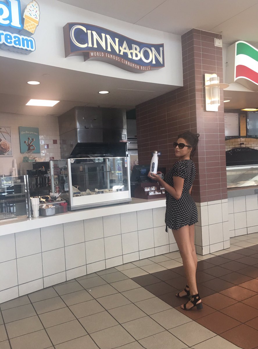RLorinOfficial's tweet photo. Happy Thurs loves! Driving back from Navy show with band..look what we found❤️ @Cinnabon #chillattachallenge #strawberrieandcream RT please💋 https://t.co/N0ZTEEWBSr