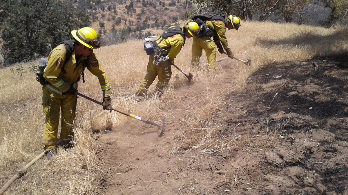 CALFIRE_TUU's tweet photo. Blue Fire Update, 5 acres, 60% contained. #Blue17 https://t.co/1u1mAqZoXE
