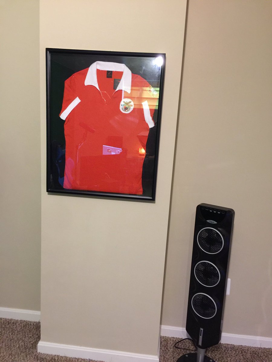 aa9skillz's tweet image. Got my @SLBenfica shirt on the wall in my new office super big thanks to @ZwebackHD for getting me the shirt from Portugal!!!