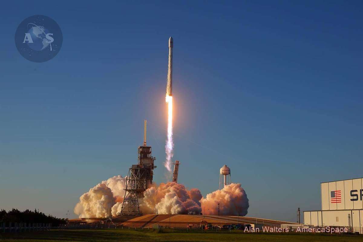 AmericaSpace's tweet photo. A few shots from @rocketphoto, read our full report on #SpaceX's 10th launch of 2017 with #Intelsat35e - https://t.co/iAheZ99pRH https://t.co/rtLRbqdq0F