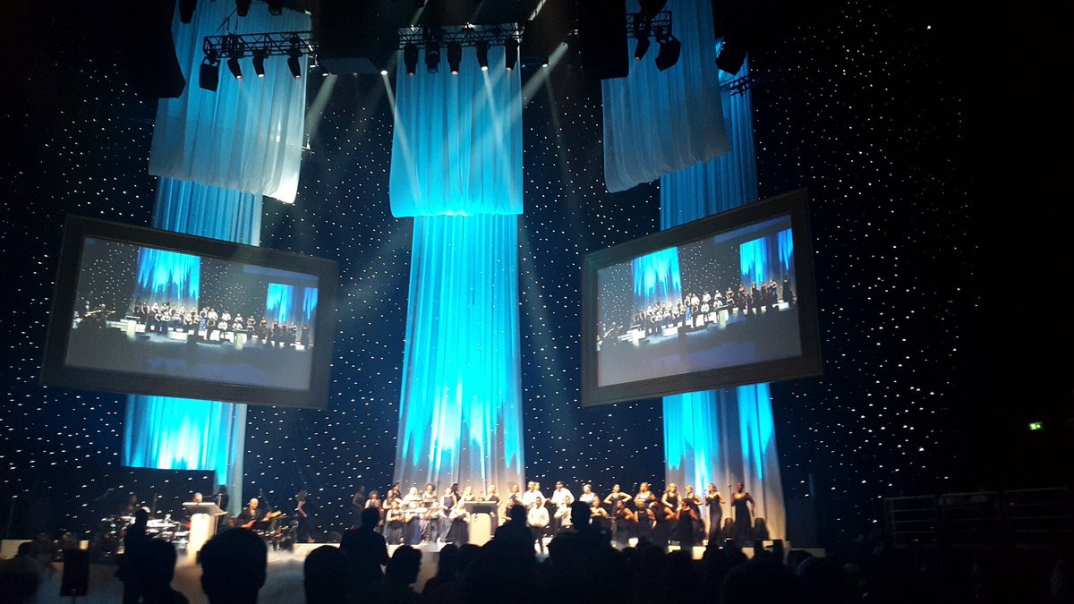 acmgospelchoir's tweet photo. What a pleasure sharing the stage with the legendary @afneil tonight! Thanks #FMYA2017 for having us! #AwardsChoir https://t.co/USFkVYHfl1