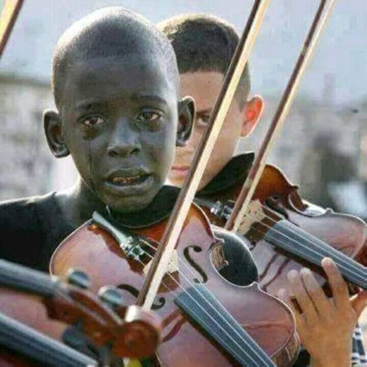 بيعزف #للسعادة وهو اكثر واحد محتاجها