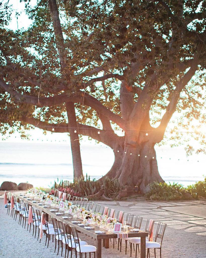 BDWandE's tweet photo. Golden hour on Maui will make any space look beautiful! | Venue: #olowaluplantationhouse | Photography: @ginameola… https://t.co/jyX8vk4BmN https://t.co/pN2urANs3f