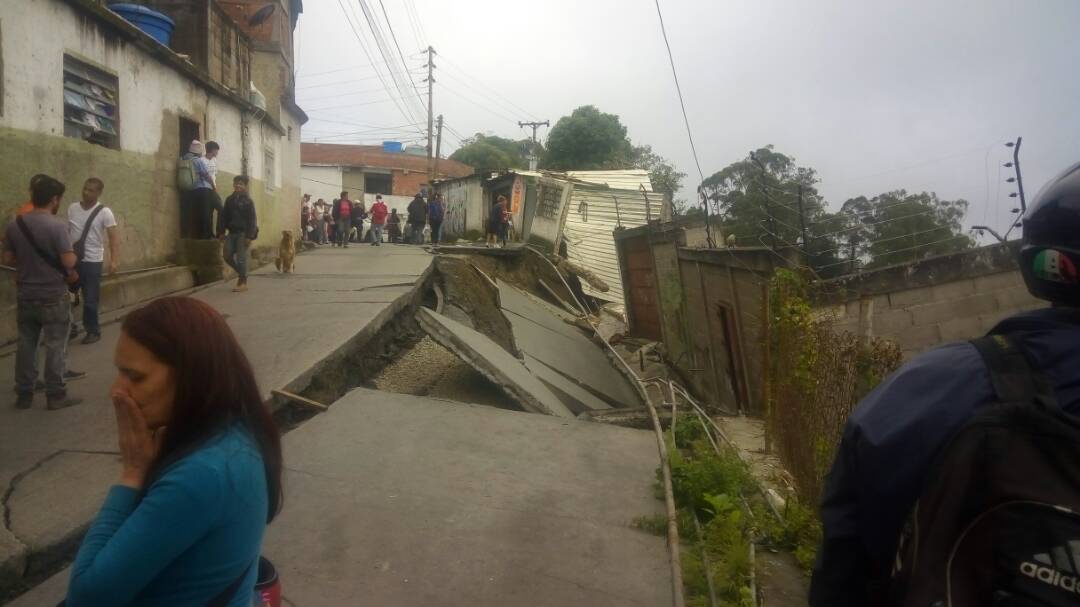 jesusarmasccs's tweet image. Así está la calle principal de la Urbanización Luis Hurtado  y en el Kilómetro 12 de El Junquito por falla de borde. #Reporte