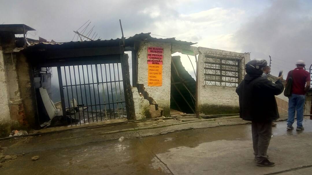jesusarmasccs's tweet image. Así está la calle principal de la Urbanización Luis Hurtado  y en el Kilómetro 12 de El Junquito por falla de borde. #Reporte
