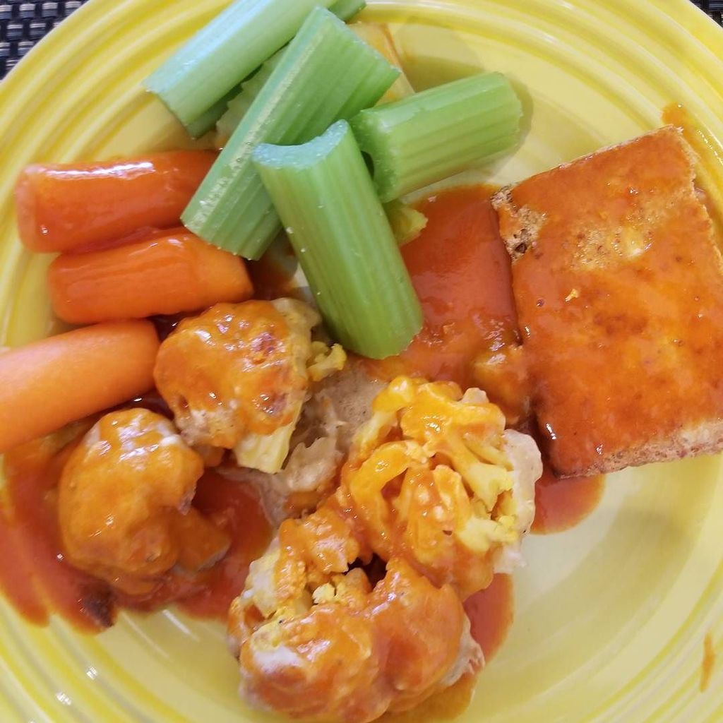 wineandshallots's tweet photo. Vegan "wings" with cauliflower and tofu
#franksredhot #cauliflower #tofu #carrots #celery #veganwings #whatveganse… https://t.co/OcCScy5Jud https://t.co/SoS5T8qyHq