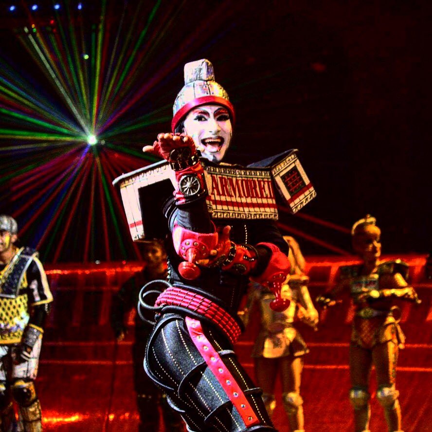 antstarr26's tweet photo. "Walk in the room purse first" ✨👛
#stexinside #starlightexpress #purse #goonandtakeabow https://t.co/Q1AoyHHm8n