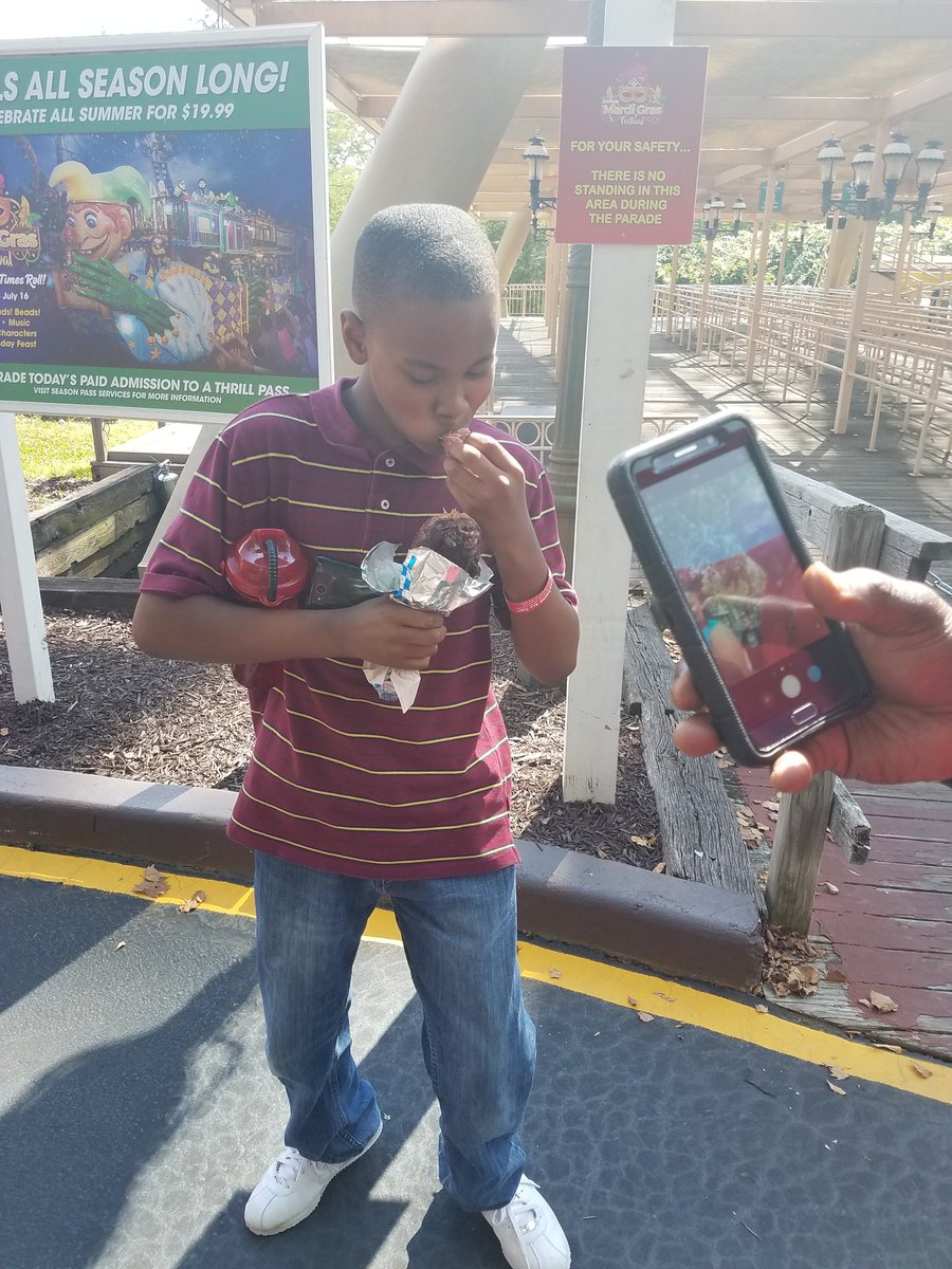 HandmadSista19's tweet photo. Birthday boy enjoying his time https://t.co/TcLmxYTQVI