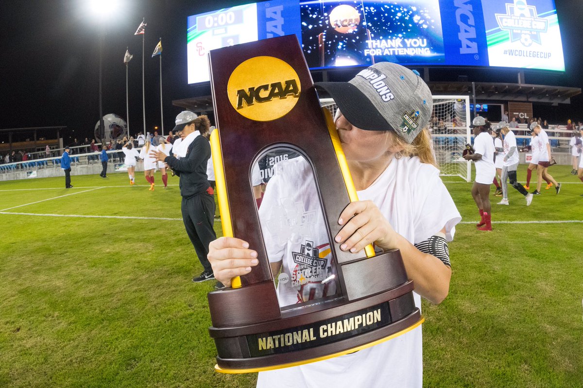USC_WSoccer's tweet image. When bae 🏆 looks that good 😘 💋 Happy #NationalKissingDay!