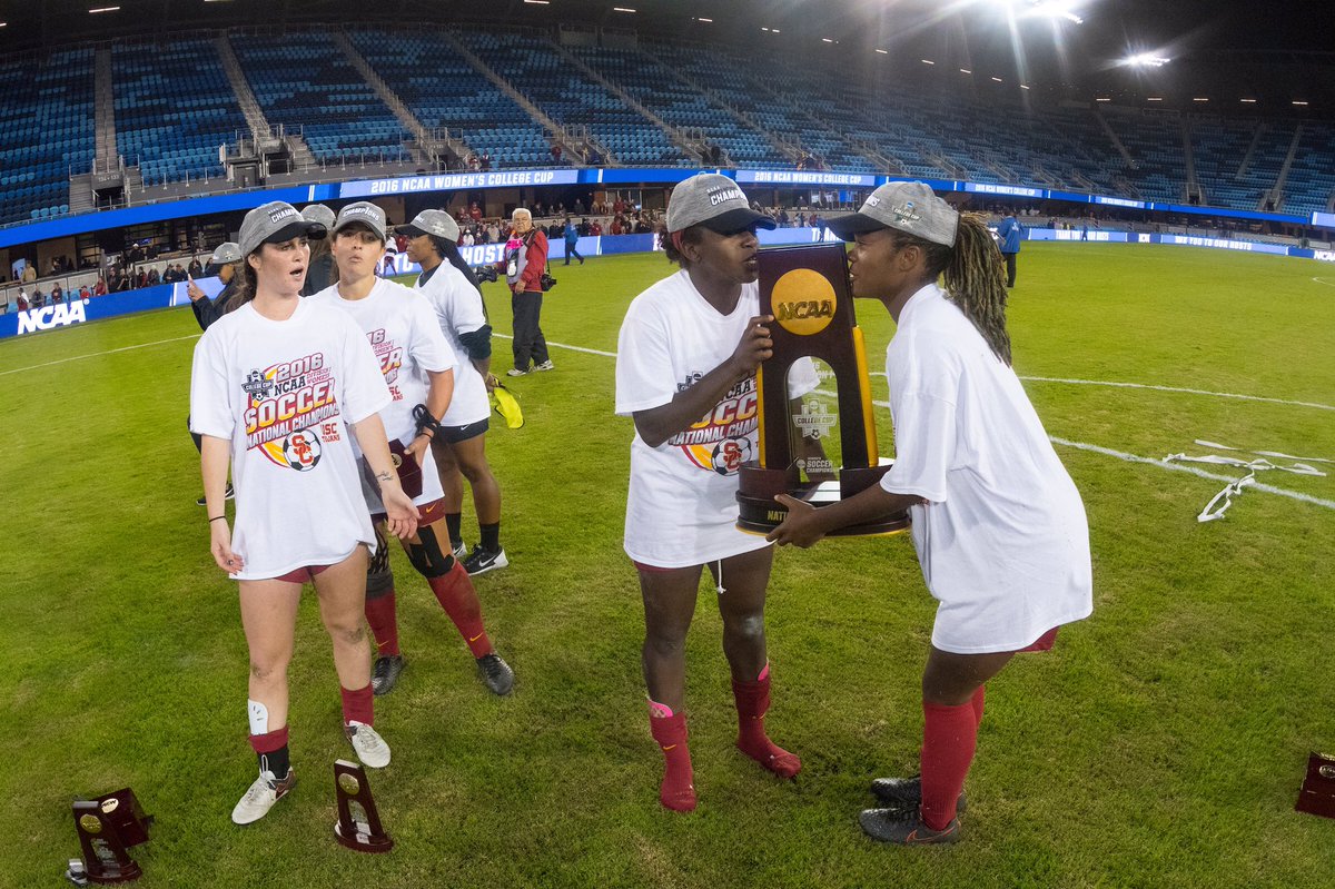 USC_WSoccer's tweet image. When bae 🏆 looks that good 😘 💋 Happy #NationalKissingDay!