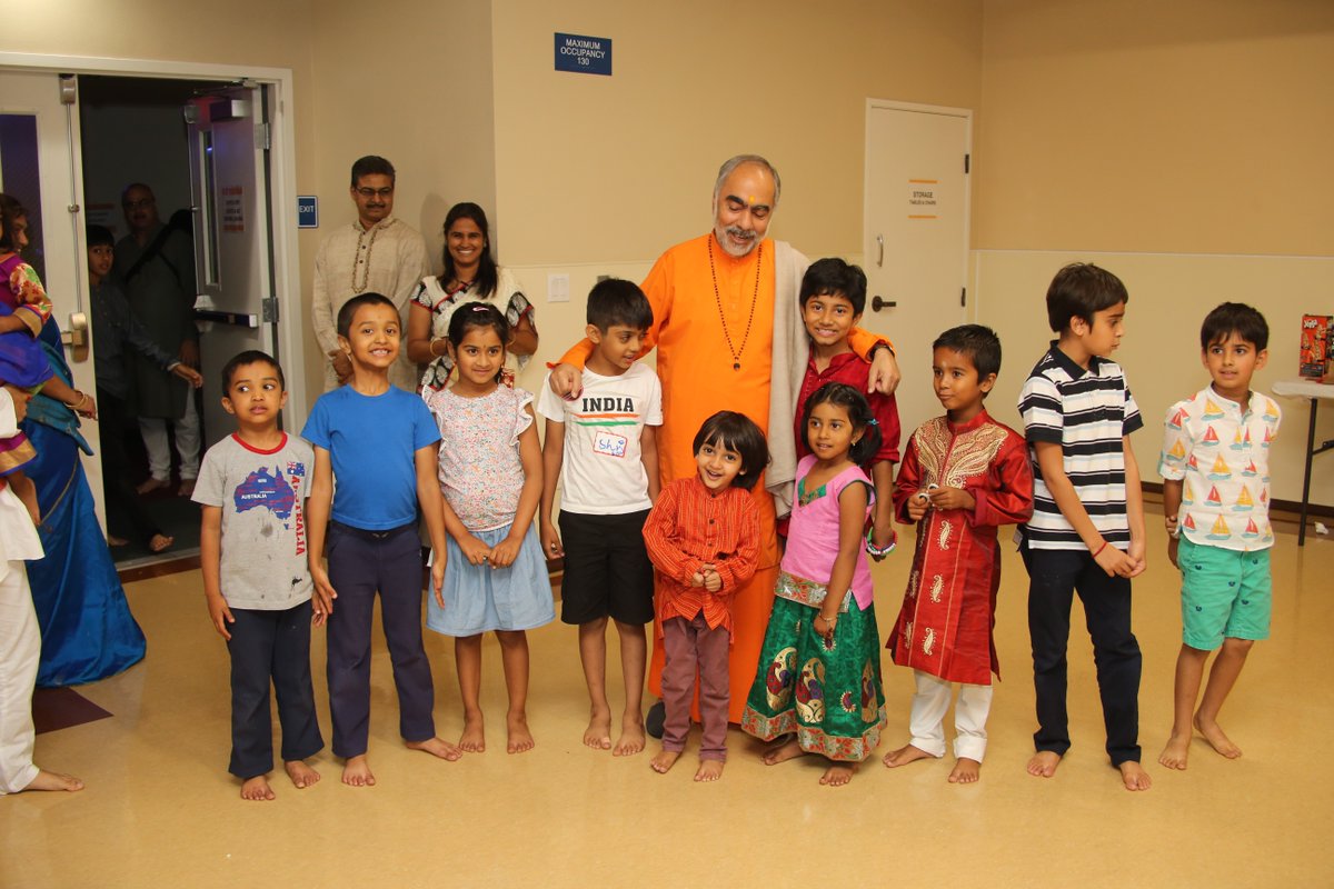 SwSwaroopananda's tweet photo. All smiles with the LA #Balvihar kids! https://t.co/oAjUAicwrc