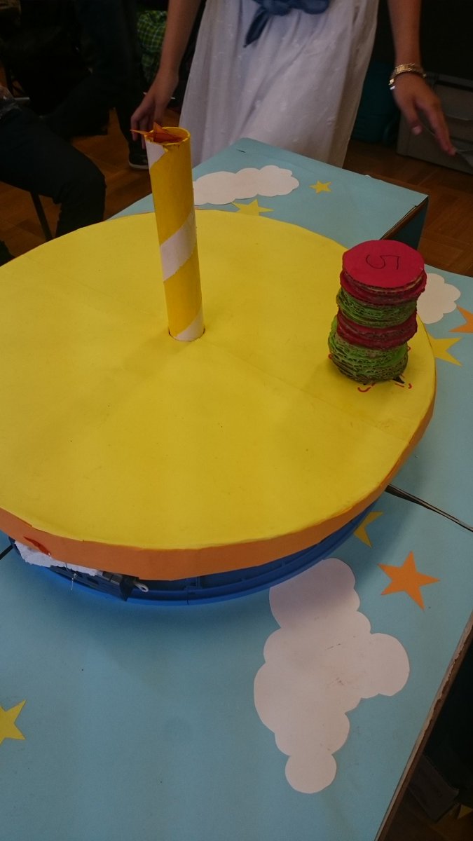 アトラクション紹介 その2❗ ～ローリングコインタワー～ 回る台にコインを乗せていきます👺 倒したら負けです😞 勝った方にはボーナス💡  二人で競いあってね👌