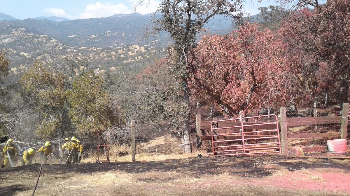 CALFIRE_TUU's tweet photo. Blue Incident on Bear Creek Rd in Springville Ca is 100% Contained @ 5 acres. Fire is under investigation. #Blue17 https://t.co/QePXahegS9