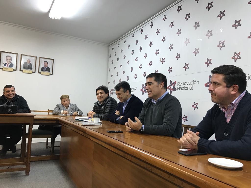 RNchile's tweet photo. #Vamoscontodo Directiva Regional Metropolitana RN se reúne con secretario general @desbordes de cara a desafíos de #Parlamentarias2017 https://t.co/JG9urb5zpy
