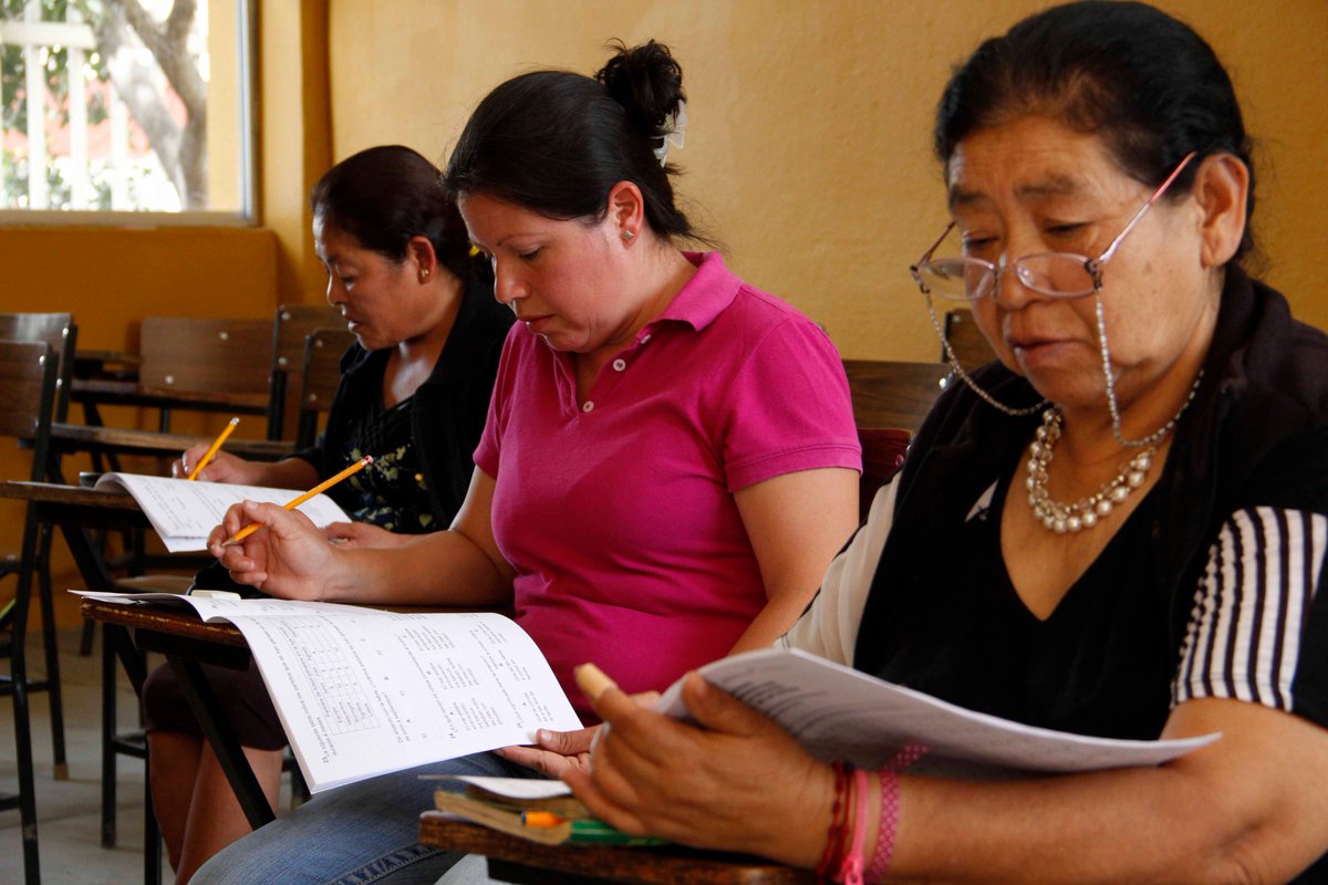 Prospera_MX's tweet photo. PROSPERA contribuye a reducir el rezago educativo, a través del #PEC se han certificado más de 750 mil beneficiarias y beneficiarios. https://t.co/O7YST9kC3m