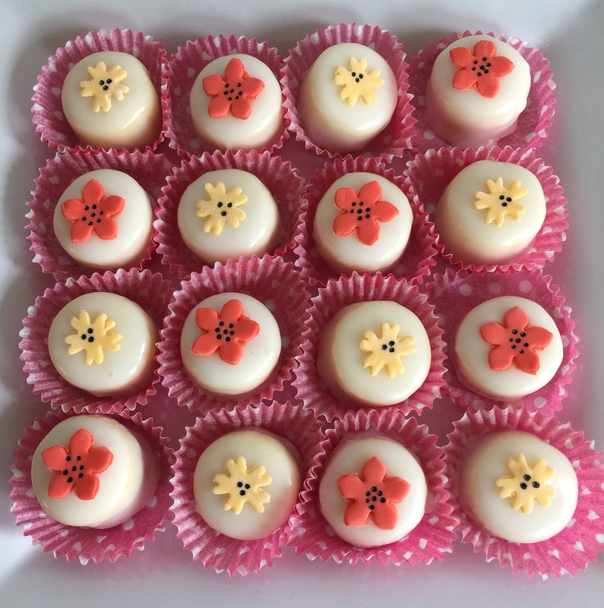 RMPetitcakes's tweet photo. Stop by 7 N Main tomorrow and pick up some of these cute Petit Fours! #openonmain #901treats https://t.co/0sLvbPveh0