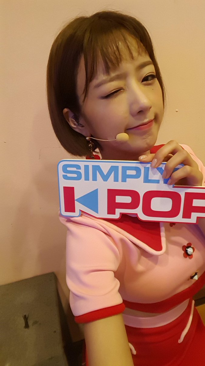 #에이핑크 #보미 의 윙크를 받은 여러분은 이제 좋은일만 생길거에요💕 잠시후 9시 5분 여기서 👉 youtu.be/-kD4ldAjwrg #SimplyKpop #심플리케이팝 #Apink #FIVE #파이브 무대 보고나면 좋은일 두 배로 생길걸요?😃