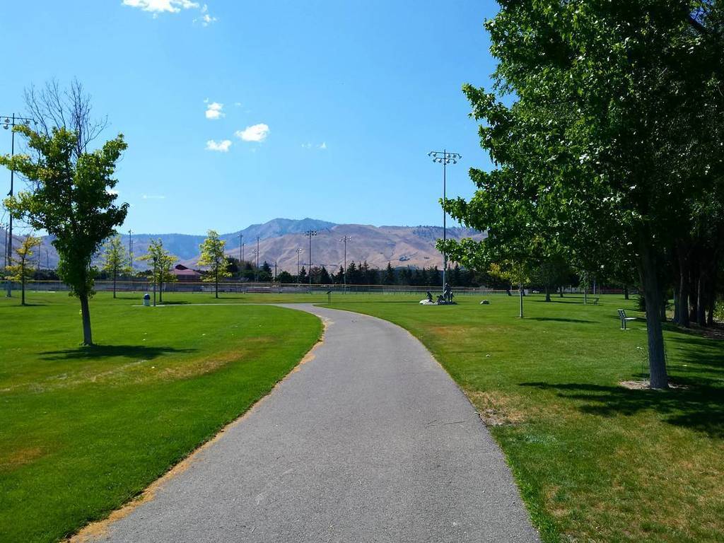 WenatcheeLoop's tweet photo. Amazing day on the #AppleCapitalLoopTrail in #Wenatchee. #visitwenatchee #pickwenatchee #trail #path #walking #loo… https://t.co/sOOvRUyxDm https://t.co/PCWBEDjfPR