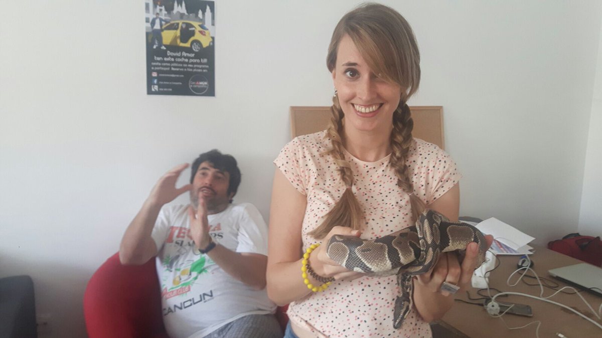 brancabolseira's tweet photo. Aquí estou con Jaimiño mentres @ODeitado explica como facer unha chave de judo 😃😃😃 #conamorecia14 https://t.co/bJrI8LpMI9