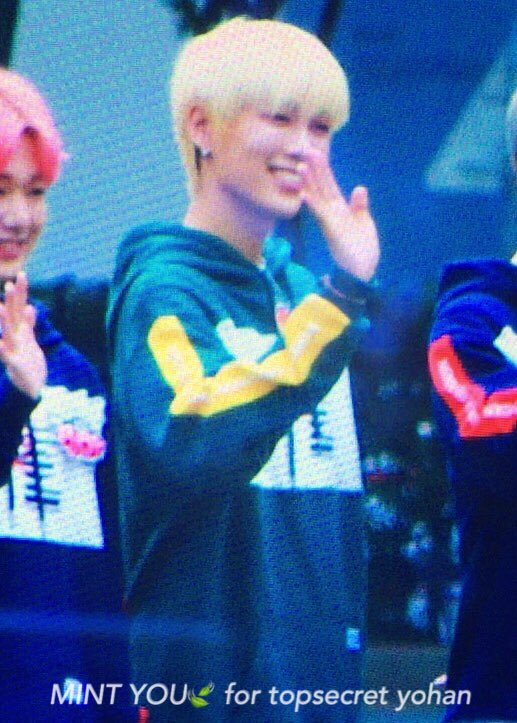 Mintyou416's tweet photo. 170707 뮤뱅 출근

#일급비밀 #TOPSECRET #요한 #YOHAN @K_jeonghwan @FS7_official 꽃이다😆 https://t.co/zdAiZjQ4Jz