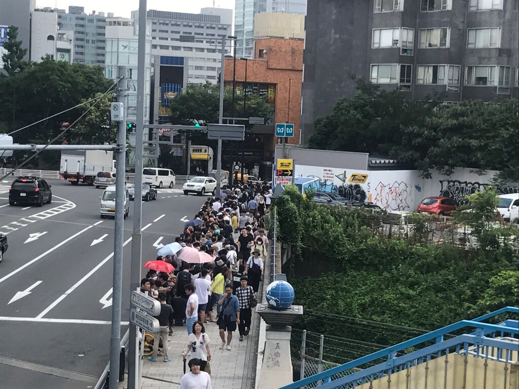 ルイ ヴィトン シュプリームコラボ商品目当てにストア入場抽選に長蛇の列 入場券だけで数十万円で転売する人も Togetter