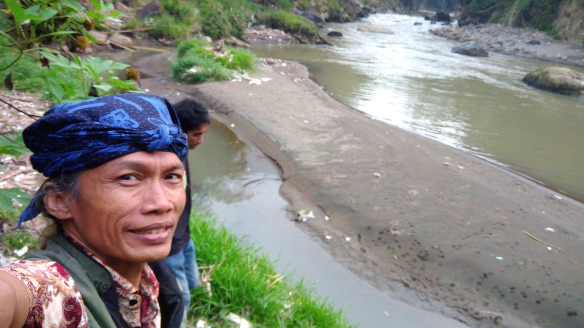RevolusiMERDESA's tweet photo. Survei Sungai #Cimanuk Desa #Kertajaya Kec #Cibatu @GARUTmerdesa mau bikin Wisata Sungai #ArungJeram dg #PerahuKayak buatan @DadangMerdesa https://t.co/iWXd3L5o4Z