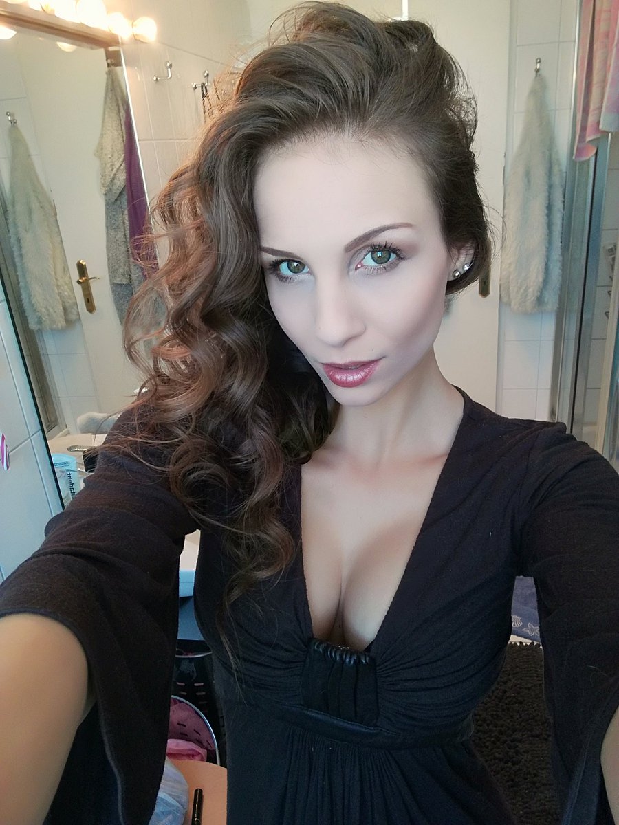 RealMaryWet's tweet photo. Good morning ☀ its #friday 😀 #shootingday #weekend #makeup #curls #boobs #sexy #ilovemyjob #model #MaryWet https://t.co/wdQQmQXA52