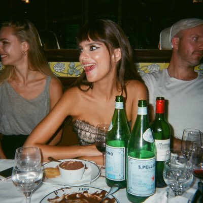 EmilyRataUpdate's tweet image. Emily via livincool on Instagram @emrata