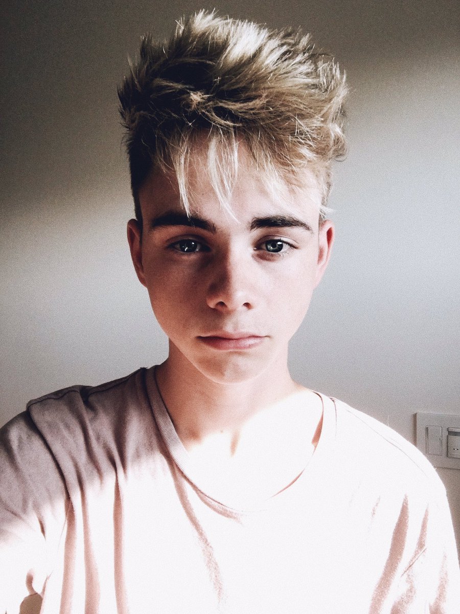 corbynbesson's tweet photo. blonde is back https://t.co/wRY4e15szJ