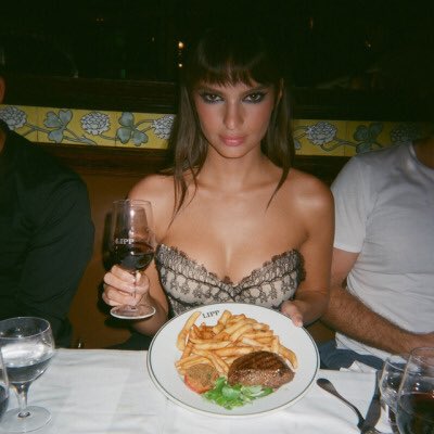 EmilyRataUpdate's tweet image. Emily via livincool on Instagram @emrata