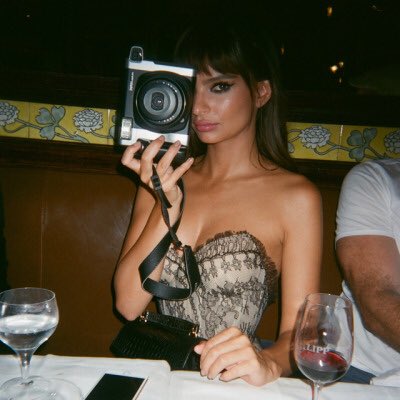 EmilyRataUpdate's tweet image. Emily via livincool on Instagram @emrata