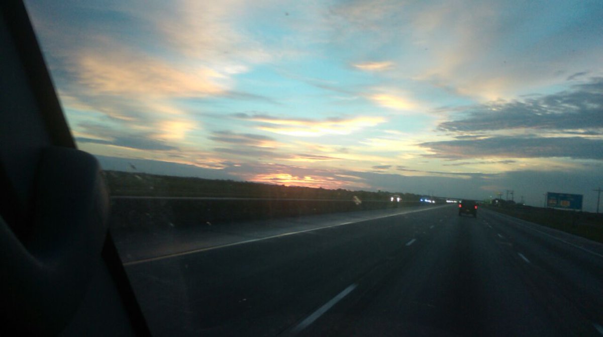 animebookchic's tweet photo. #Everyoneshouldtaketime To admire a sunrise and/or sunset. https://t.co/TXtSKeOtob