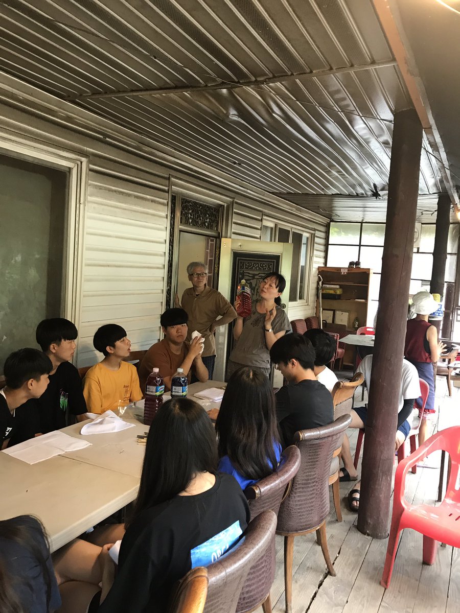 양파껍질이 노란색이라는 사실 알고 계신가요? 저희 #한솔복지관 #청소년생명평화실천단 학생들은 양파껍질을 이용해 직접 염색약을 만들고, 손수건 염색체험을 진행중입니다! 알면 알수록 흥미로운 환경이라는 보물, 저희가 지키겠습니다👍