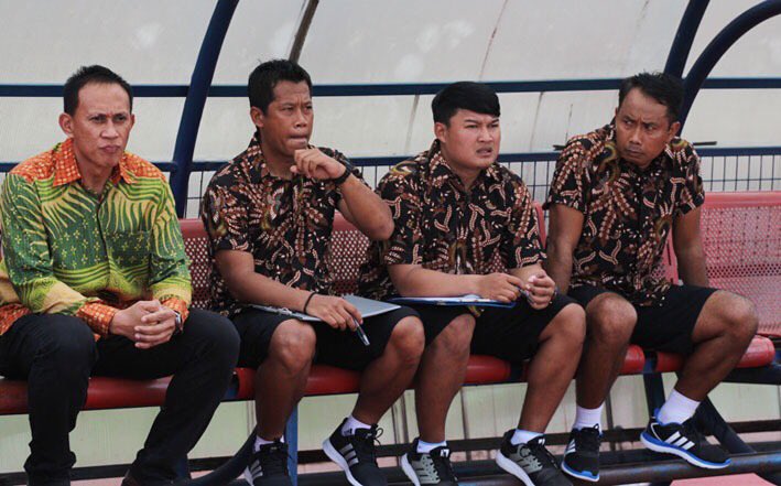 Ini lagi pertandingan bukan mau ke kondangan 😛😜😋😘 #persissolo #batik #sanksi #pelatihmuda #garut pelatihfisik #liga2