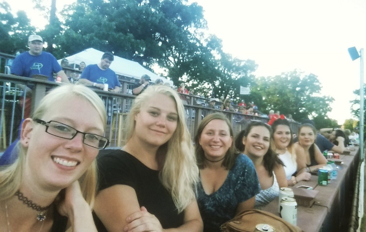 hunkyskunky's tweet photo. All the way from England, Ireland, and the Netherlands for their first baseball game!!
#roxsolidselfie #firstgame #stcloudrox https://t.co/hMxtMIen52