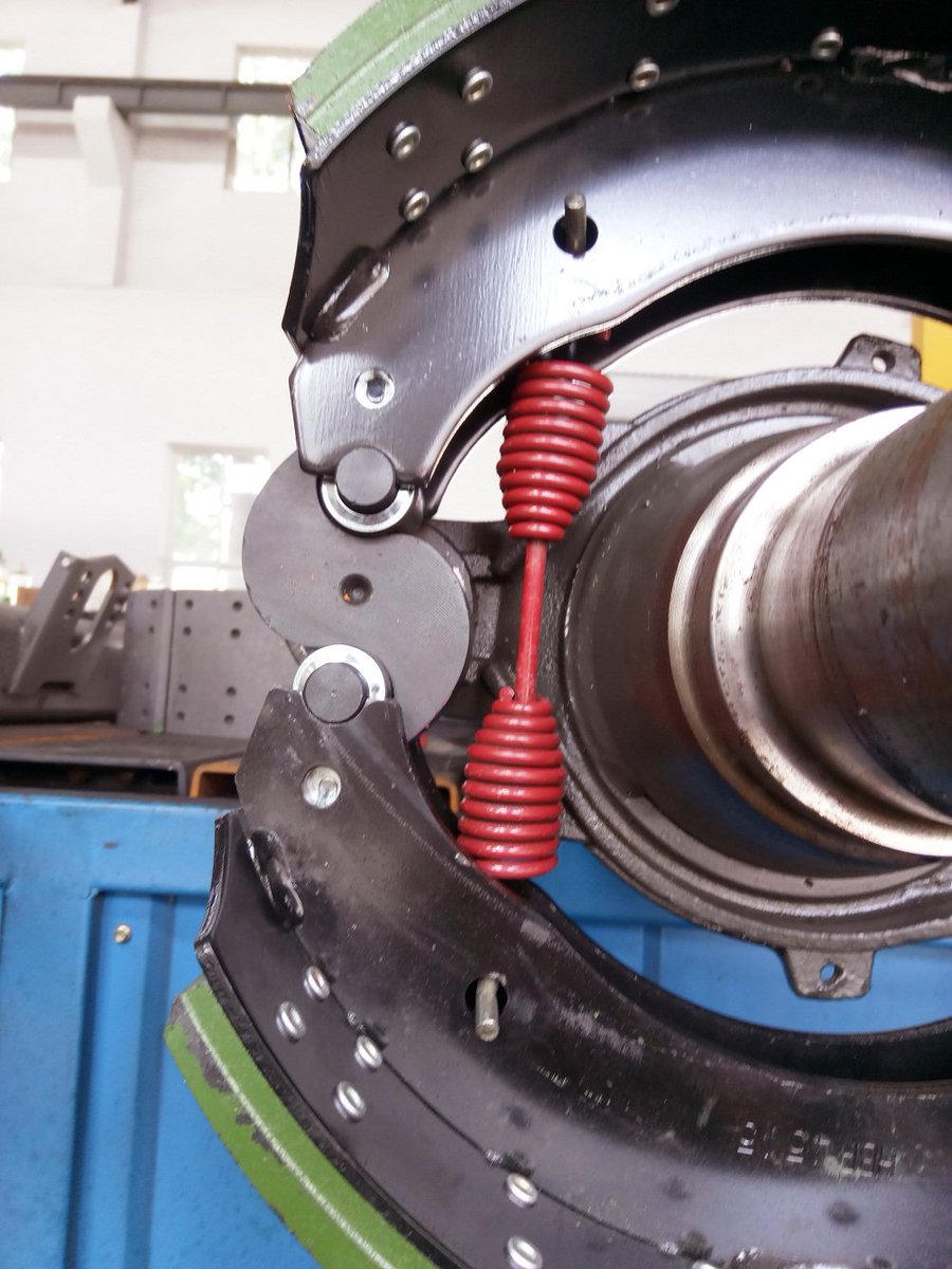 Rubywu1769's tweet image. Remolque eje,suspensión,hojas de resorte,tambor freno,semirremolque 
Trailer axle,bogie,suspension,leaf spring,brake drum,semi trailer