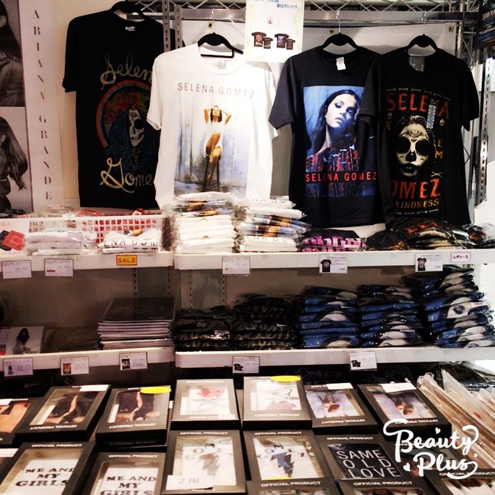 Z Music Pop Up Store 店舗限定販売 新作 Selena Gomez のコーナーそして コンサート会場限定tシャツ 公式レザー手帳型iphoneケース バンダナ リストバンド のご紹介です B G 来日記念スペシャル 日程 6月15日 8月31日 Selenagomez