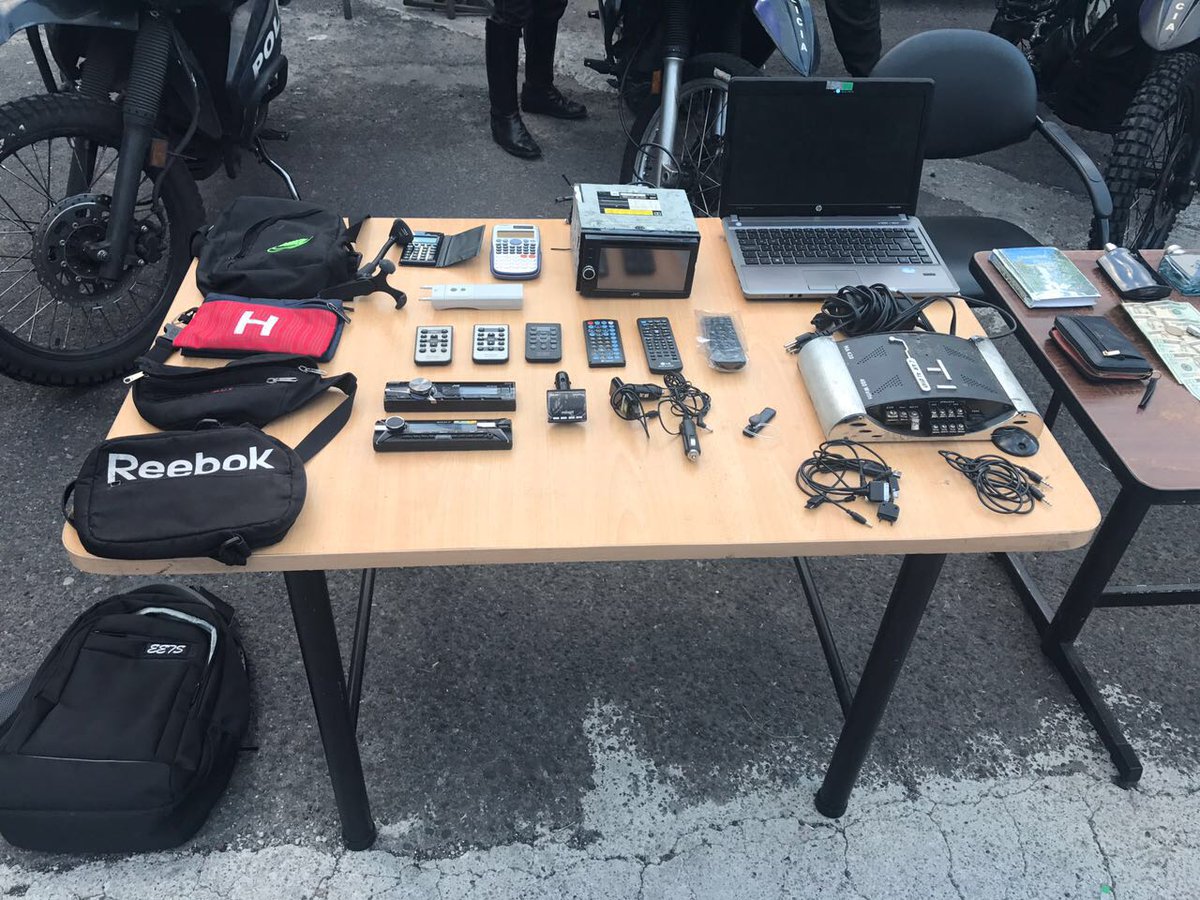 PoliciaEcuador's tweet photo. OJO. Accesoristas capturados, buscamos su seguridad diariamente, #DistEEspejo #DMQ https://t.co/qjx63oxP4K