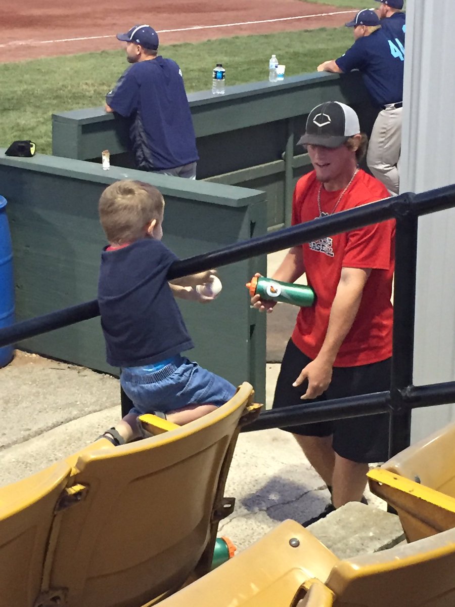 trussellj's tweet image. Thanks @weaver_dalton for playing catch with our #3BOY! He finally caught the last one. ⚾️ @MINKLeague @JoplinOutlaws @agr1317