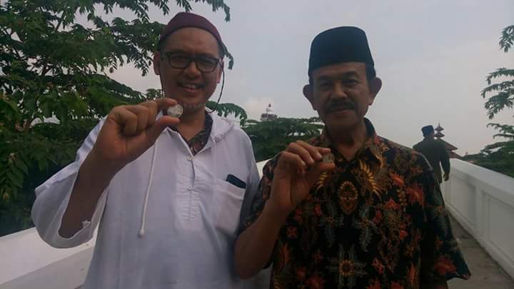 ZaimSaidi's tweet photo. Bersama Sultan Banten, Sultan Syarif Muhammad as Shafiudin. Dengan koin #dirhamperak di tangannya. Barakallah. https://t.co/30bKMysu2R