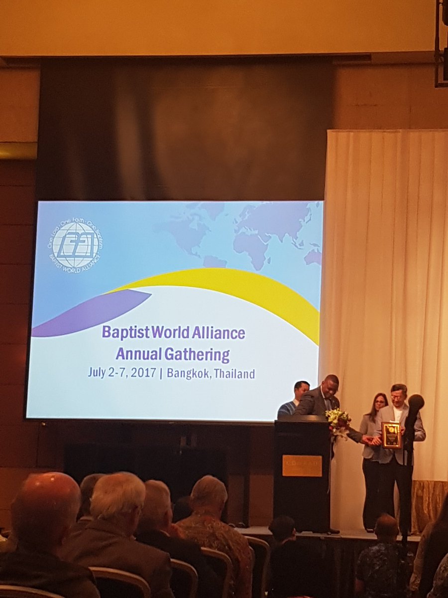 DgCedres's tweet photo. #bwa2017. Paul Msiza, président de @TheBWA, remercie chaleureusement les responsables baptistes de Thaïlande pour leur attentionné accueil. https://t.co/sGhhdwJ0Ct